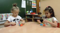 Dziewczyny z grupy Puchatków uczą się wiązać sznurowadła