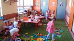 Dzielne "Smerfy" podczas pierwszego dnia pobytu w przedszkolu