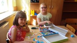 Tosia i Angelika podczas wspólnego układania puzzli