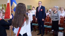 Godzina 11:11. Mazurek Dąbrowskiego w obecnośći Pocztu Sztandarowego, dyrekcji oraz zaproszonych gościi