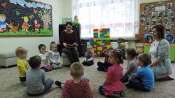 Mama Igi - pani Monika Urbańska czyta bajkę w grupie maluszków