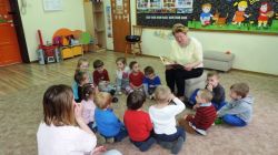 Mama Szymona - pani Ania Frydrych, czyta bajkę w grupie 3-latków
