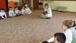 Tym razem bajkę przeczytała dzieciom pani wicedyrektor Justyna Rabiega