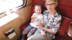 Rozpoczynamy podróż pociągiem - Oliwka z mamą