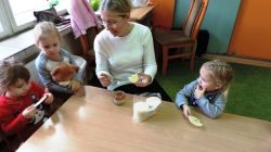 Smakowanie ulubionego przysmaku wszystkich misiów - słodkiego miodku