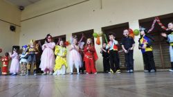 Wspólna zabawa przedszkolaków