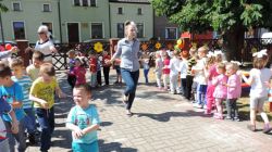 Zabawy taneczne z panią Gabrysią