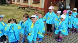 "Słoneczka" z panią Gabrysią przygotowują się do spaceru