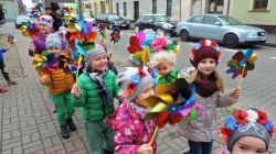 Barwny korowód przemierza alejkami Baranowa