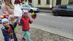 Barwny korowód przemierza alejkami Baranowa