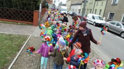 Barwny korowód przemierza alejkami Baranowa