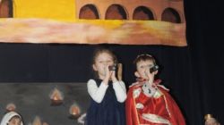 Narrator Malwinka i Król Karol w piosence "Trzej Królowie jadą"
