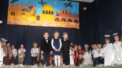 Narratorzy - Jaś, Malwinka i Franek zapraszają gości na część artystyczną