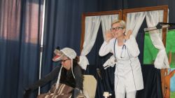 Pani Doktor odwiedza Babcię, a w zamian zastaje Wilka, który ją udaje