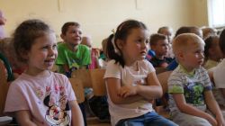 Zapatrzona widownia - od lewej: Nadia, Lenka i Michaś