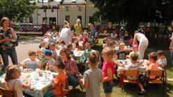 Smakowanie pysznych kiełbasek