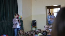 Przywitanie przybyłych gości przez panią dyrektor. Złożenie życzeń wszystkim Dzieciom - tym dużym i tym małym, tym młodszym i tym starszym :)