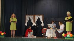 Narratorki - p. Bogusia i p. Dorotka wprowadzają publiczność w świat Czerwonego Kapturka