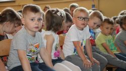 W przerwie między scenami - Kuba, Julka, Bartek, Dawid i Tymek