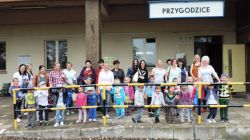 Pamiątkowe zdjęcie na stacji PKP w Przygodzicach