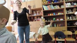 Gimnastyka mamy Moniki z córką Lenką