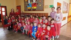Pamiątkowe zdjęcie na tle jesiennych jeżyków