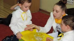 Czarek i Alan otrzymali zadanie odszukania spośród różnych ziarenek tego, które pochodzi od słonecznika