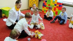 Julka i Franek wyszukują produktów, do których wyprodukowania użyto kukurydzy