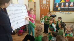 Wspólne odczytanie listu od pani Wiosny