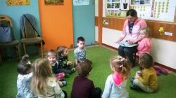 Pani Sylwia Skiba, mama Ady czytała Pszczółkom bajkę. 12.03.2018r. Ada miała urodziny. Ada ma już 4 latka.