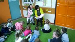 Pani Agnieszka Fajga i pan Tomasz Fajga czytali Pszczółkom bajkę. 15.03.2018r. Ola miała urodziny. Ola ma już 4 latka.