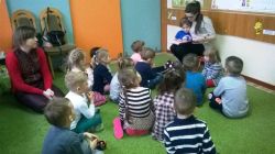16.02.2018r. Anastazja obchodziła Urodziny. Z tej okazji pani Justyna Jerczyńska - mama Anastazji czytała "Pszczółkom" bajkę.