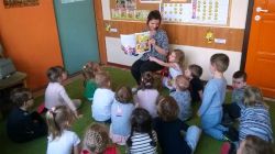 13.04.2018r. Bianka Paź miała 4 latk! Z tej okazji pani Jagoda Paź mama Bianki czytała w grupie 3,4-latków "Pszczółek"bajkę :-)