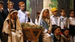 Maryja, Józef i mały Jezus leżący w żłóbku - Nina i Karol