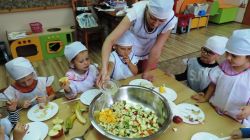 "Krasnale" robią sałatkę owocową