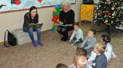 Mama Lenki - pani Wiesia Idzikowska, czyta bajkę w grupie Krasnali