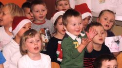 Szczęśliwe dzieci śpiewają Św. Mikołajowi piosenkę