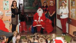 "Worek prezentów wielki mam, dobrze marzenia wasze znam. Wiem, że czekacie cały rok, więc wydłużałem krok..."
