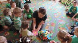 Przywieszenie kwiatów zwiastujacych przyjście Wiosny