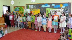 Drugoklasiści z wychowawczynią - Iloną walczak