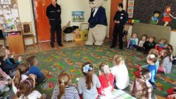 Sierżant Pyrek w obstawie policjantów opowiada o bezpieczeństwie