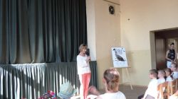Powitanie zebranych gości przez panią dyrektor - Teresę Mazurkiewicz