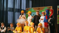 Rozmowy w gospodarstwie: Karol, Malwina, Małgosia, Oliwia, Konrad i Filip. Poniżej kurczątka: Franek, Eryk, Paweł, Bartek i Franek.