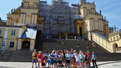 na tle fasady Bazyliki w Wambierzycach