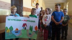Pierwszoklasiści prezentują plakat ekologiczny