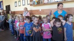 Uczniowie szkoły podczas apelu zachęcającego do sprzątaniu świata