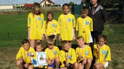 Reprezentacja szkoły wraz z nauczycielem po wręczeniu medali i dyplomu