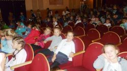 w teatrze, przed spektaklem