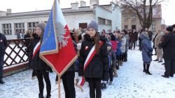 Poczet sztandarowy prowadzi nas pod pomnik