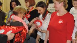 Wnuczka Powstańca Barbara Marszałek wręcza medale drużynie Promyków